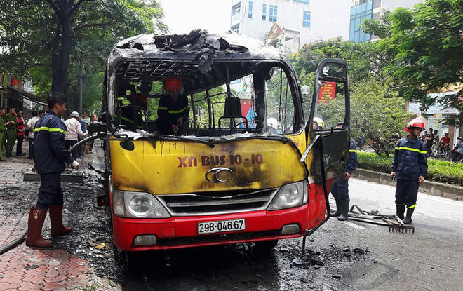 Hà Nội: Xe buýt bốc cháy dữ dội trên đường Lạc Long Quân ảnh 1