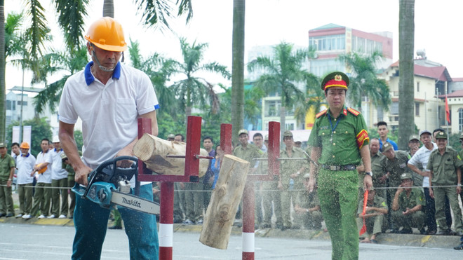 [Photo] Cây đổ, rò gas được vận dụng vào hội thao phòng cháy ảnh 6