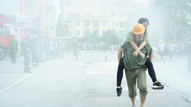 [Photo] Cây đổ, rò gas được vận dụng vào hội thao phòng cháy ảnh 9