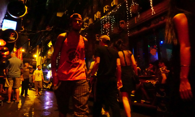 Người dân đội mưa, “tới bến” trong ngày đầu nới giờ kinh doanh ảnh 1