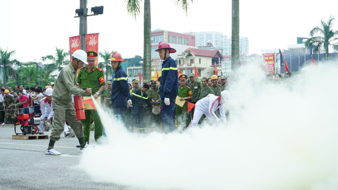 [Photo] Cây đổ, rò gas được vận dụng vào hội thao phòng cháy ảnh 4