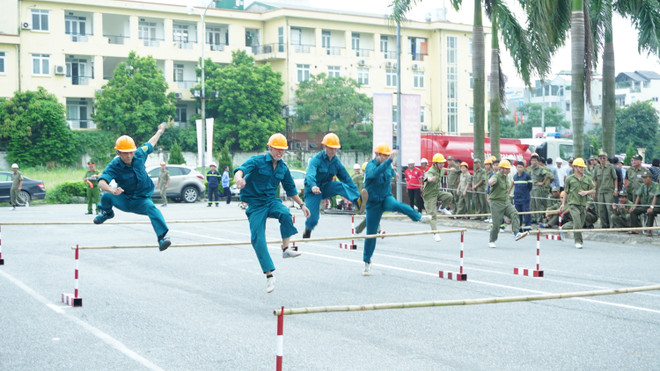 [Photo] Cây đổ, rò gas được vận dụng vào hội thao phòng cháy ảnh 2