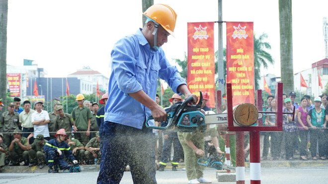 [Photo] Cây đổ, rò gas được vận dụng vào hội thao phòng cháy ảnh 5