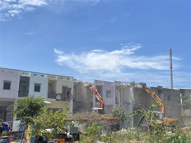 Hiện trường vụ việc. (Ảnh: TTXVN phát) Bình Dương: Cưỡng chế tháo dỡ 12 căn nhà xây trái phép của 1 cá nhân ảnh 1
