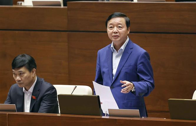Ông Trần Hồng Hà phát biểu giải trình, làm rõ một số vấn đề tại một phiên họp Quốc hội. (Ảnh: Doãn Tấn/TTXVN) Sửa đổi Luật Đất đai - nhiệm vụ trọng tâm của Quốc hội khóa XV ảnh 2