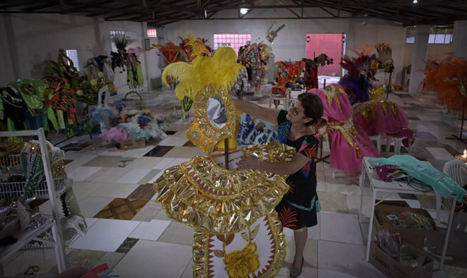 'Tái sinh' các bộ trang phục diễu hành Carnival Rio de Janeiro ảnh 1