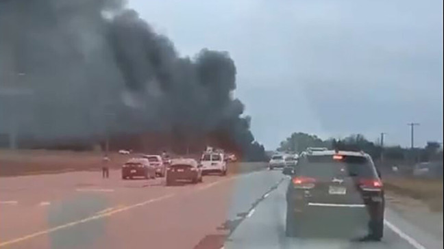 Trực thăng quân sự Mỹ rơi xuống đường cao tốc ở bang Alabama ảnh 1