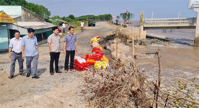 Sạt lở đê Biển Đông đoạn giáp ranh hai tỉnh Bạc Liêu-Sóc Trăng ảnh 1