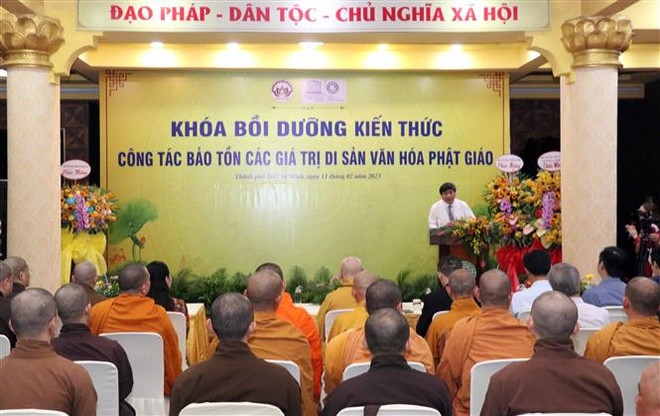 Quang cảnh chương trình khai mạc khóa tập huấn. (Ảnh: Xuân Khu/TTXVN) Xây dựng ý thức, bảo tồn và phát huy di sản văn hóa Phật giáo Việt Nam ảnh 1