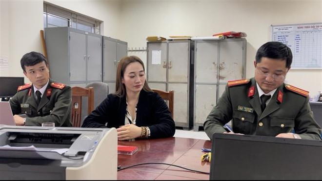 Trương Thị Hương tại cơ quan công an. (Ảnh: TTXVN phát) Cô đồng bổ cau phán 'đúng nhận sai cãi' bị phạt 7,5 triệu đồng ảnh 1