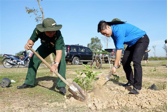 Sôi nổi Tết trồng cây - nhân lên nét đẹp độc đáo đầu Xuân ảnh 1