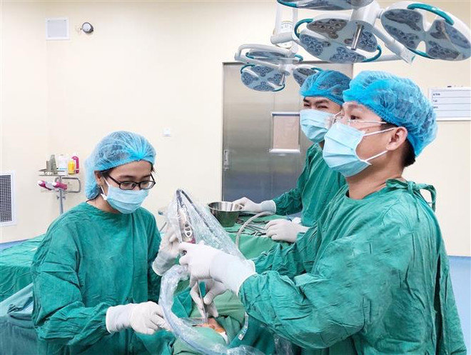 Bạc Liêu: Lấy thành công pin gây bội nhiễm trong mũi của bé gái 6 tuổi ảnh 1