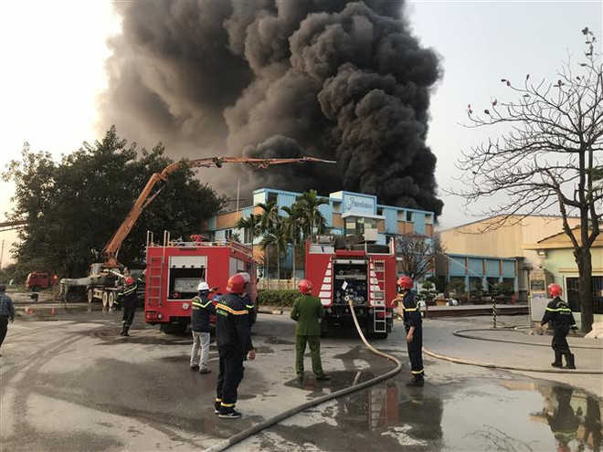 Cháy nhà kho thức ăn chăn nuôi, cột khói bốc cao hàng trăm mét ảnh 1