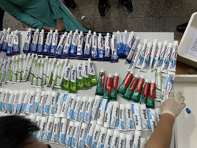Ma túy được giấu các tuýp kem đánh răng vận chuyển qua đường sân bay Tân Sơn Nhất (Ảnh: Hải quan TP.HCM) Các nữ tiếp viên bị lợi dụng để vận chuyển ma túy về Việt Nam ảnh 1