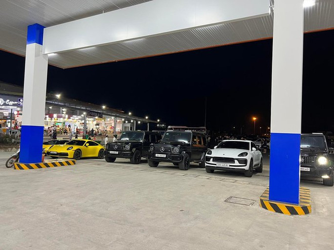 Dàn siêu xe trên cao tốc TP.HCM-Dầu Giây bị phạt hàng loạt lỗi vi phạm ảnh 1