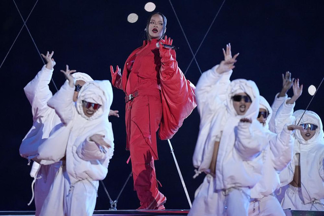 Rihanna trên sân khấu của Super Bowl. (Nguồn: AP) Rihanna có màn trình diễn bùng nổ tại Super Bowl dù mang bầu ảnh 1