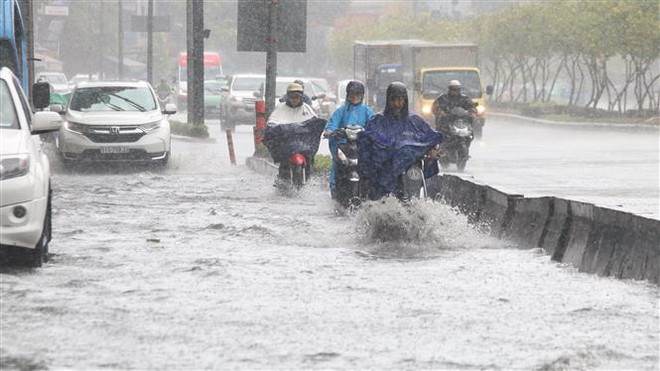 Mưa lớn gây ngập nhẹ nhiều khu vực tại Thành phố Hồ Chí Minh ảnh 1