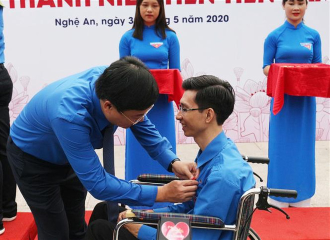 Bí thư thứ nhất Trung ương Đoàn Lê Quốc Phong trao huy hiệu Thanh niên tiên tiến làm theo lời Bác cho bạn Nguyễn Ngọc Hà. (Ảnh: Nguyễn Oanh/TTXVN) Lan tỏa những tấm gương tiêu biểu trong học tập và làm theo lời Bác ảnh 1