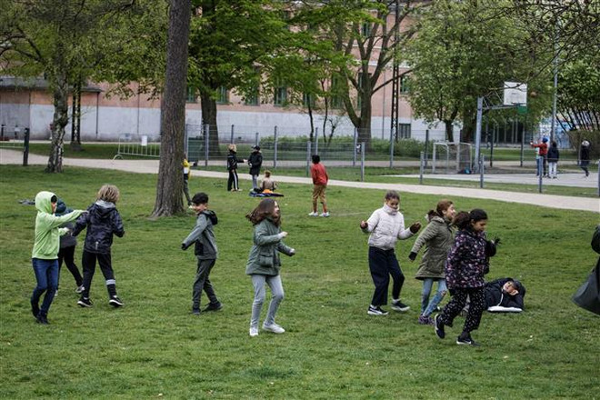Trẻ em vui chơi tại một công viên ở Copenhagen, Đan Mạch ngày 29/4/2020. (Nguồn: AFP/TTXVN) Dịch bệnh COVID-19 ngày 25/5: Số ca tử vong tại Mỹ lên tới gần 100.000 ảnh 2