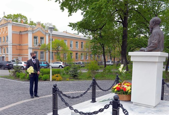 Người Việt và bạn bè Nga tại Vladivostok dâng hoa tưởng nhớ Bác Hồ ảnh 2