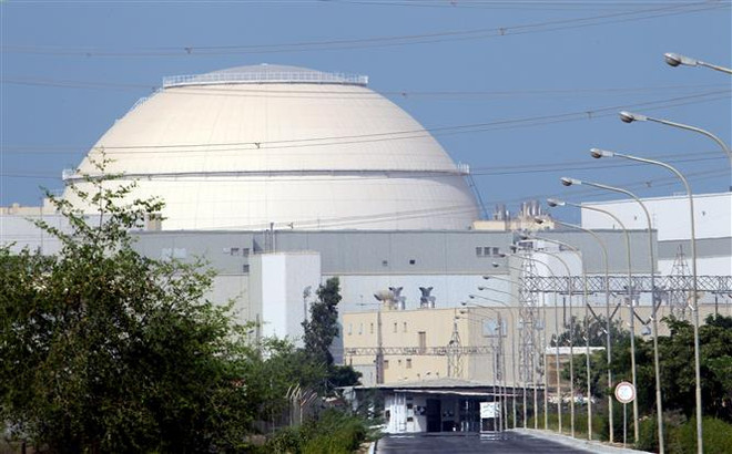 Một nhà máy điện hạt nhân ở Bushehr, miền Nam Iran. (Nguồn: AFP/TTXVN) Iran: Quyết định mới của Mỹ không ảnh hưởng tới chương trình hạt nhân ảnh 1