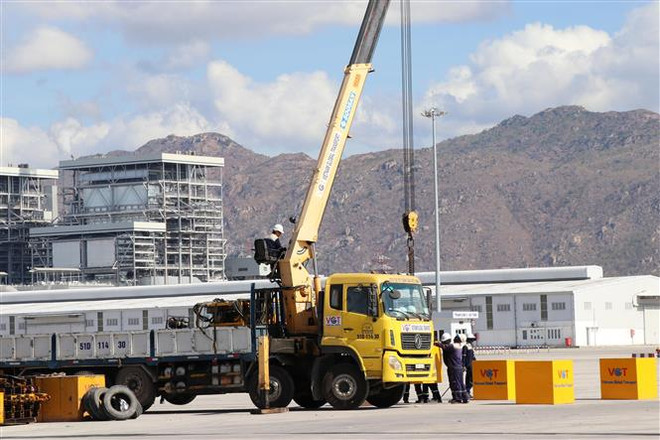 Đưa máy siêu biến áp 500kV phục vụ dự án điện Mặt Trời ảnh 1