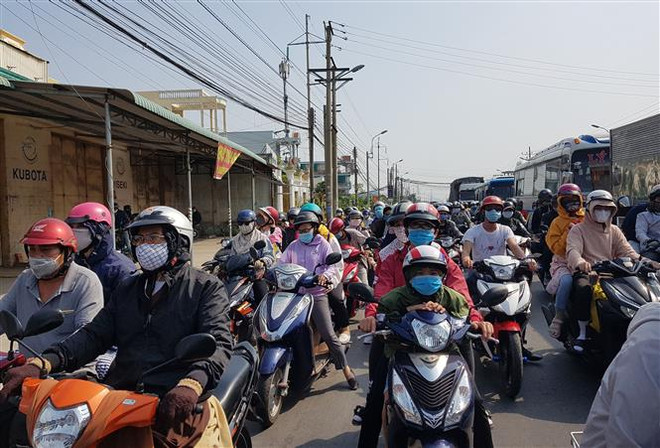 Người dân TP.HCM đối diện với đợt nắng nóng gay gắt trên diện rộng ảnh 1