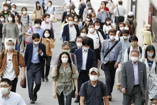 Người dân di chuyển trên đường phố tại Tokyo, Nhật Bản ngày 25/5/2020. (Nguồn: Kyodo/TTXVN) Dịch bệnh COVID-19 ngày 25/5: Số ca tử vong tại Mỹ lên tới gần 100.000 ảnh 3