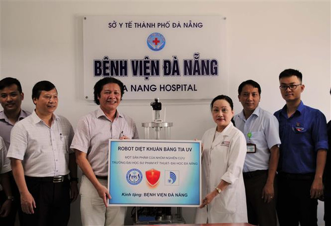 Chế tạo thành công robot diệt khuẩn bằng tia UV trong bệnh viện ảnh 2