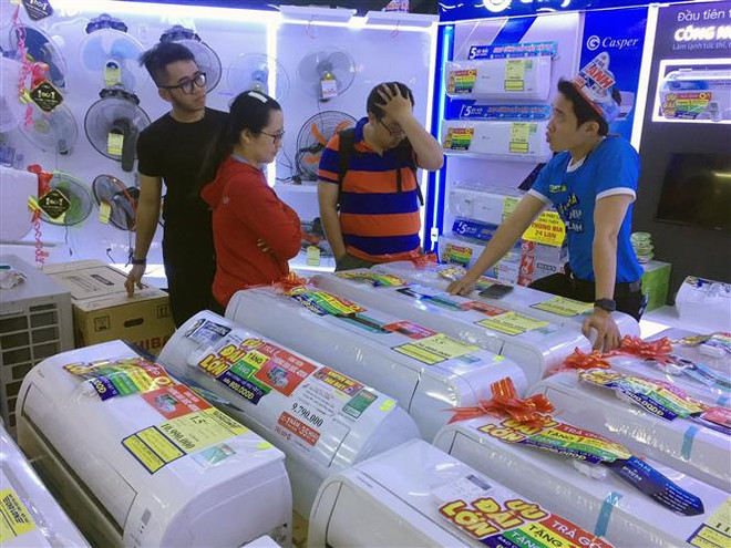 Thị trường quạt mát, máy điều hòa sôi động vì nắng nóng ảnh 1