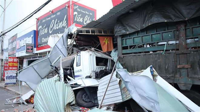 Xe container chở phế liệu gây tai nạn liên hoàn, tông vào 4 nhà dân ảnh 1