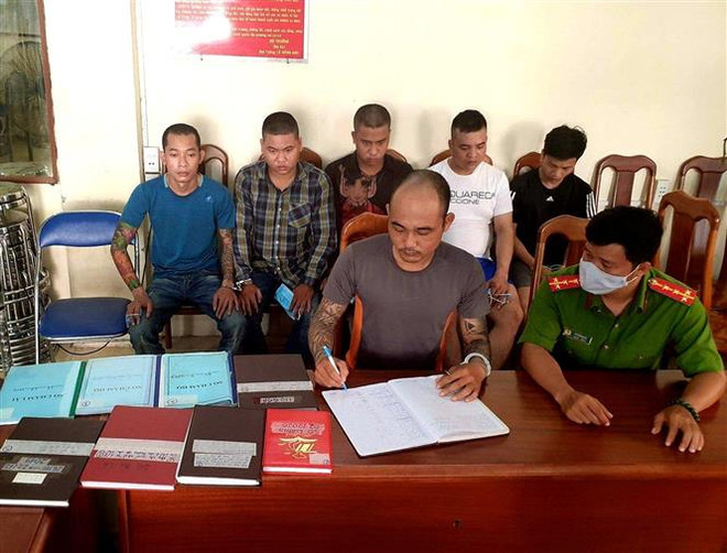 Kiểm tra tiệm cầm đồ, thu giữ súng và nhiều loại hung khí ảnh 1