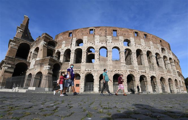 Đấu trường La Mã ở Rome, Italy ngày 8/5/2020. (Nguồn: THX/TTXVN) Nhiều nước trên thế giới từng bước tái khởi động các hoạt động kinh tế ảnh 1