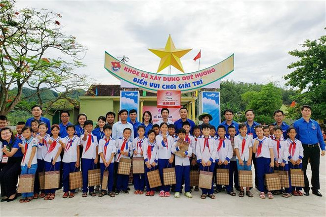 Đại diện Trung ương Đoàn và tỉnh Đoàn Nghệ An trao tặng sân chơi thiếu nhi tại xóm 4 xã Nam Lĩnh, huyện Nam Đàn. (Ảnh: Nguyễn Oanh/TTXVN) Lan tỏa những tấm gương tiêu biểu trong học tập và làm theo lời Bác ảnh 2