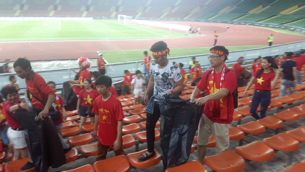 Hành động đẹp của cổ động viên Việt Nam tại SEA Games 29 ảnh 4