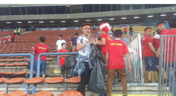 Hành động đẹp của cổ động viên Việt Nam tại SEA Games 29 ảnh 1
