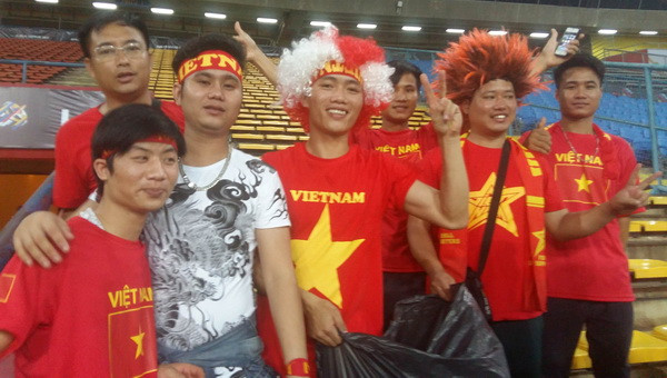 Hành động đẹp của cổ động viên Việt Nam tại SEA Games 29 ảnh 3