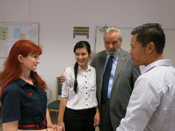 Thành viên trẻ nhất của Hội Hữu nghị Hungary-Việt Nam. (Ảnh: Nguyễn Hoàng Linh/Vietnam+) Hungary cam kết dành 500 triệu euro để thực hiện các dự án ở Việt Nam ảnh 2