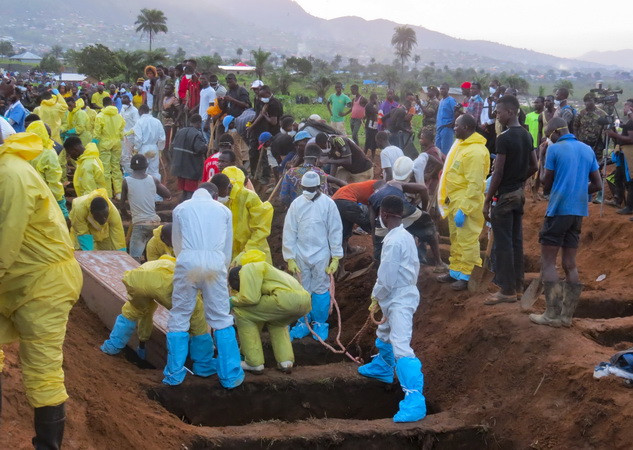 Tổ chức an táng cho các nạn nhân vụ lở đất tại Freetown ngày 17/8. (Nguồn: AFP/TTXVN) Sierra Leone: Hơn 1.000 người chết và mất tích do lũ lụt và lở đất ảnh 1
