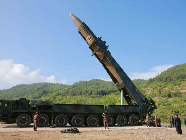 Tên lửa đạn đạo xuyên lục địa Hwasong-14 của Triều Tiên trước khi được phóng tại một địa điểm bí mật ngày 4/7. (Nguồn: EPA/TTXVN) Hội đồng Bảo an sẽ họp khẩn sau vụ phóng tên lửa mới của Triều Tiên ảnh 1
