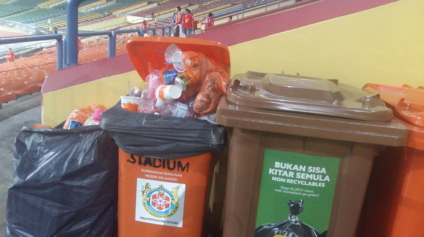 Hành động đẹp của cổ động viên Việt Nam tại SEA Games 29 ảnh 2