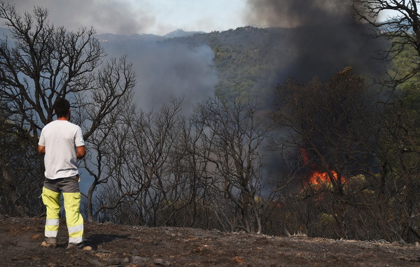 "Giặc lửa" hoành hành tại Bắc Mỹ và Pháp, hàng nghìn người sơ tán ảnh 2