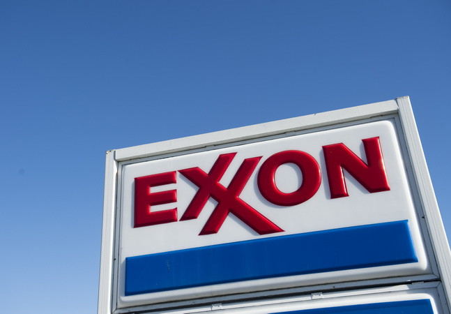 Biểu tượng của Tập đoàn dầu khí Mỹ ExxonMobil tại Woodbridge, bang Virginia. (Nguồn: AFP/TTXVN) ExxonMobil bị cáo buộc lừa dối dư luận trong nhiều thập kỷ ảnh 1