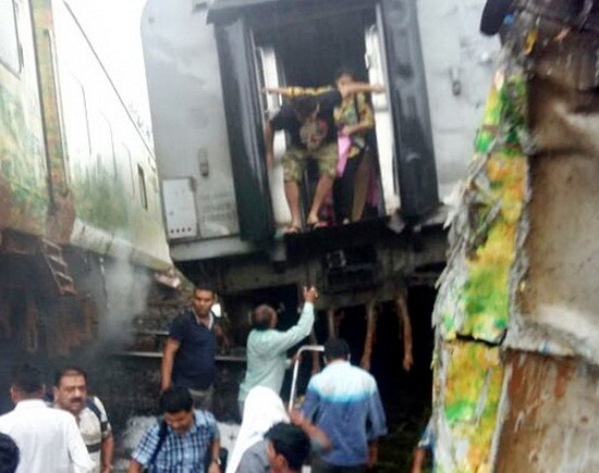 Tàu tốc hành Ấn Độ trật đường ray, chưa có báo cáo thương vong ảnh 1