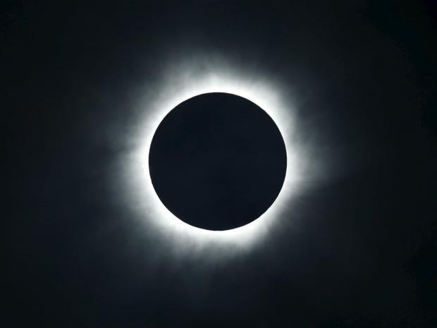 (Nguồn: Reuters) Người dân Mỹ chiêm ngưỡng nhật thực toàn phần sau 99 năm ảnh 1