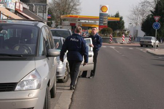 Tỉnh Hainaut của Bỉ chặn đường biên giới với Pháp bằng bêtông ảnh 1