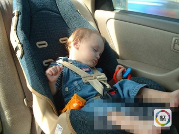 Người mẹ bị phạt gần 350 triệu đồng vì để con ngủ trong xe ảnh 1