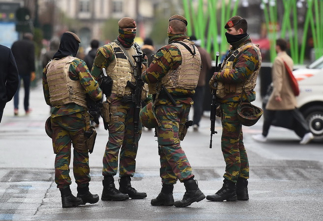 Binh sỹ Bỉ tuần tra trên các đường phố ở Brussels ngày 24/11. (Nguồn: AFP/TTXVN) Đối phó với thách thức khủng bố - bài toán chưa có lời giải ảnh 1