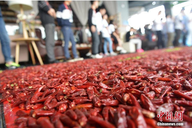 [Photo] Chàng trai dùng 99.999 trái ớt đỏ để cầu hôn bạn gái ảnh 3