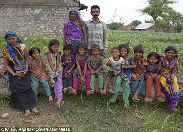 Cặp vợ chồng Ấn Độ đẻ 15 con gái mới cố được cậu con trai ảnh 1